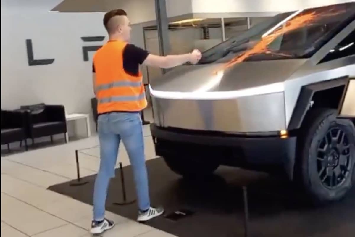 Tesla Cybertruck activistes