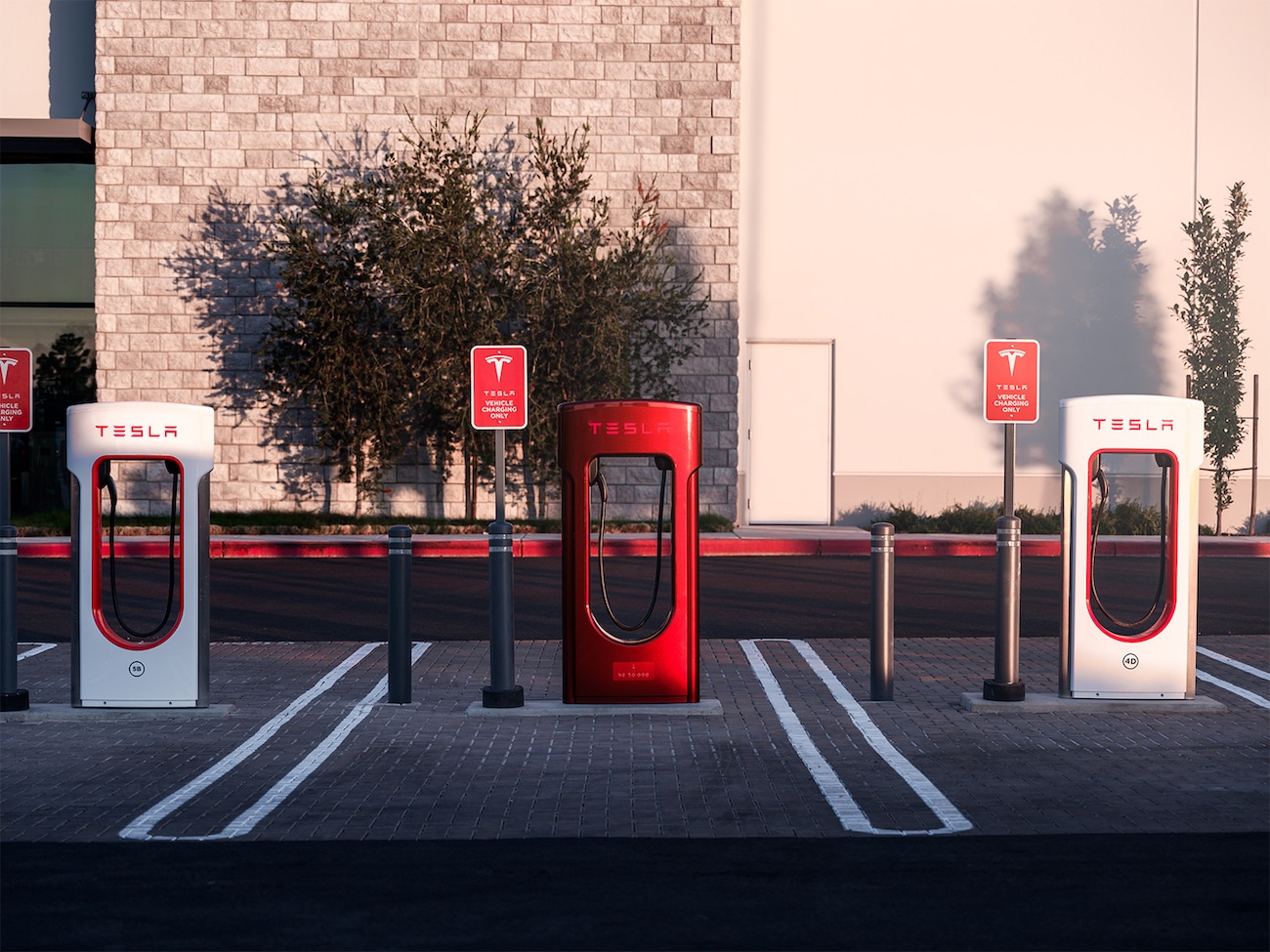 borne tesla rouge 2